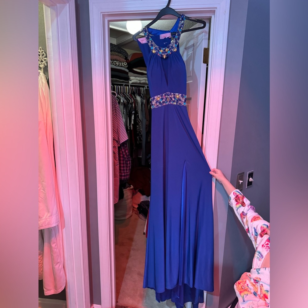 Prom dress beaded. Size 6. Absolutely gorgeous.